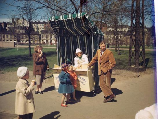 Heikki Aho & Claire Aho - Helsinki in 1950&acute;s Colours - Copyright JB